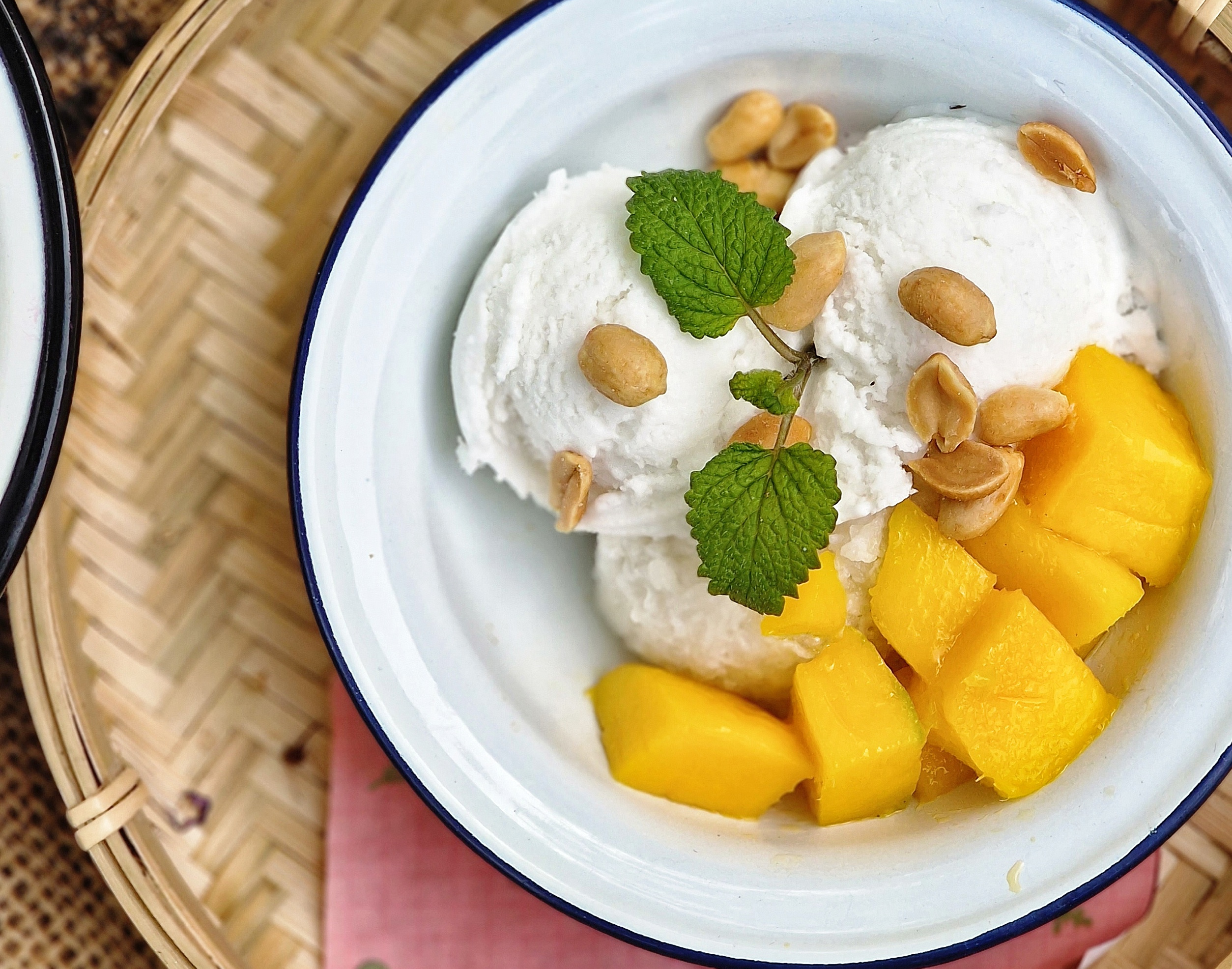 Kokosmilcheis mit Mango und Sticky Rice